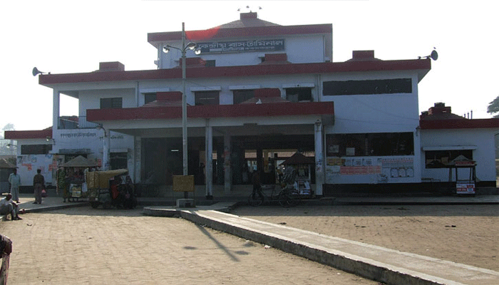 টার্মিনালের পার্কিং স্থানে অবৈধ স্থাপনা, জনদুর্ভোগ