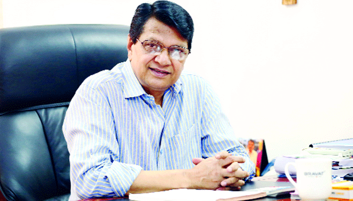 পরিচালকের চেয়ারে নায়ক