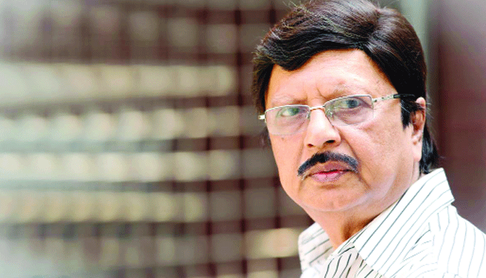 পরিচালকের চেয়ারে নায়ক