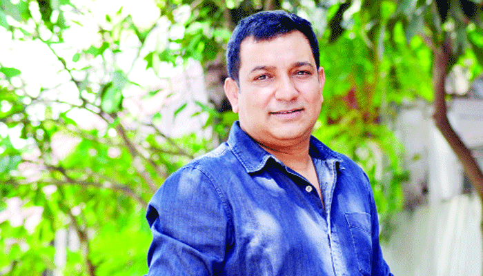 পরিচালকের চেয়ারে নায়ক