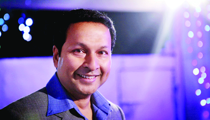 পরিচালকের চেয়ারে নায়ক