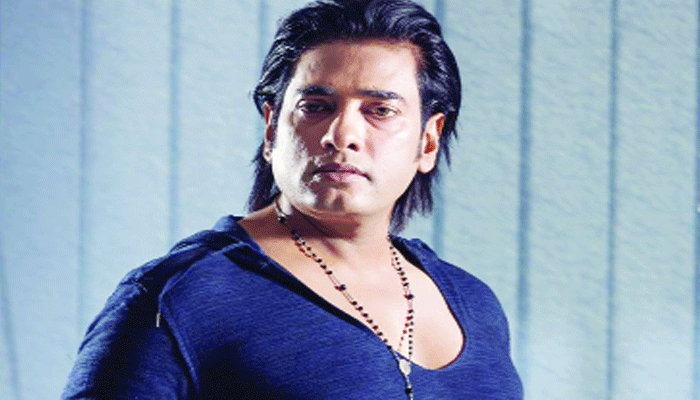 পরিচালকের চেয়ারে নায়ক