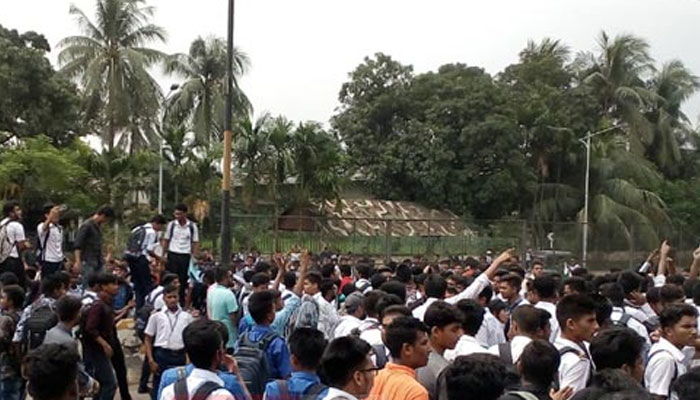 বিমানবন্দর সড়ক অবরোধ করে শিক্ষার্থীদের বিক্ষোভ