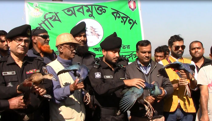 র‌্যাব মহাপরিচালকের সহধর্মীনীর উদ্বার করা পাখি হাইল হাওরে অবমুক্ত
