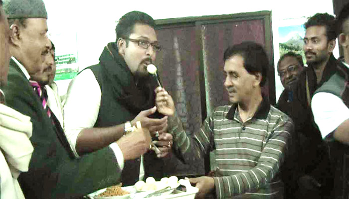 বিজয়ী প্রার্থীকে মিষ্টি খাওয়ালেন বিএনপির পরাজিত প্রার্থী