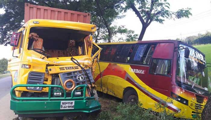 পীরগঞ্জে কাভার্ডভ্যানের ধাক্কায় নৈশকোচের ৩ যাত্রী নিহত, আহত ৮