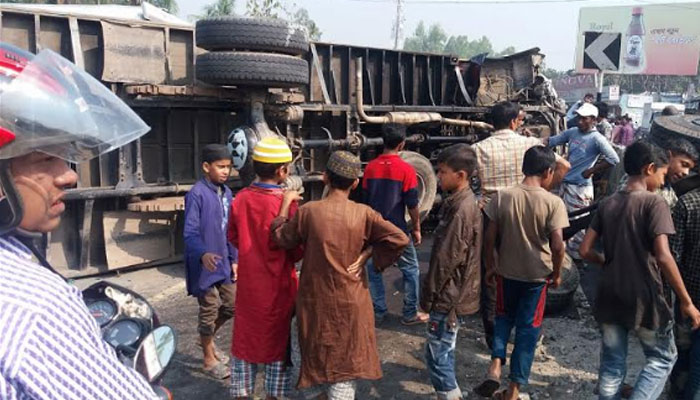 পীরগঞ্জে কাভার্ডভ্যানের ধাক্কায় নৈশকোচের ৩ যাত্রী নিহত, আহত ৮