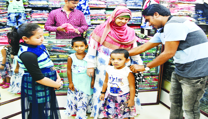 সোনামণিদের নজর কাড়ছে ‘টিস্যু গ্রাউন’ আর ‘গারারা’