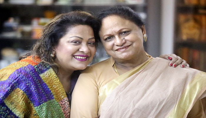 মায়ের সম্মাননা প্রাপ্তিতে উচ্ছসিত মেয়ে
