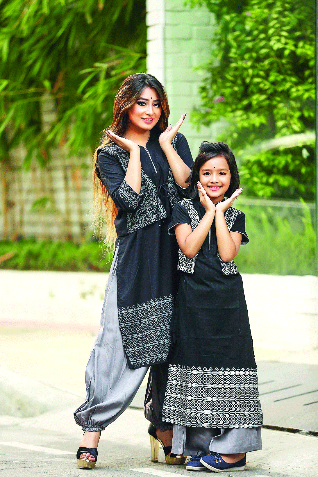 সাদাকালোয় মা-মেয়ে