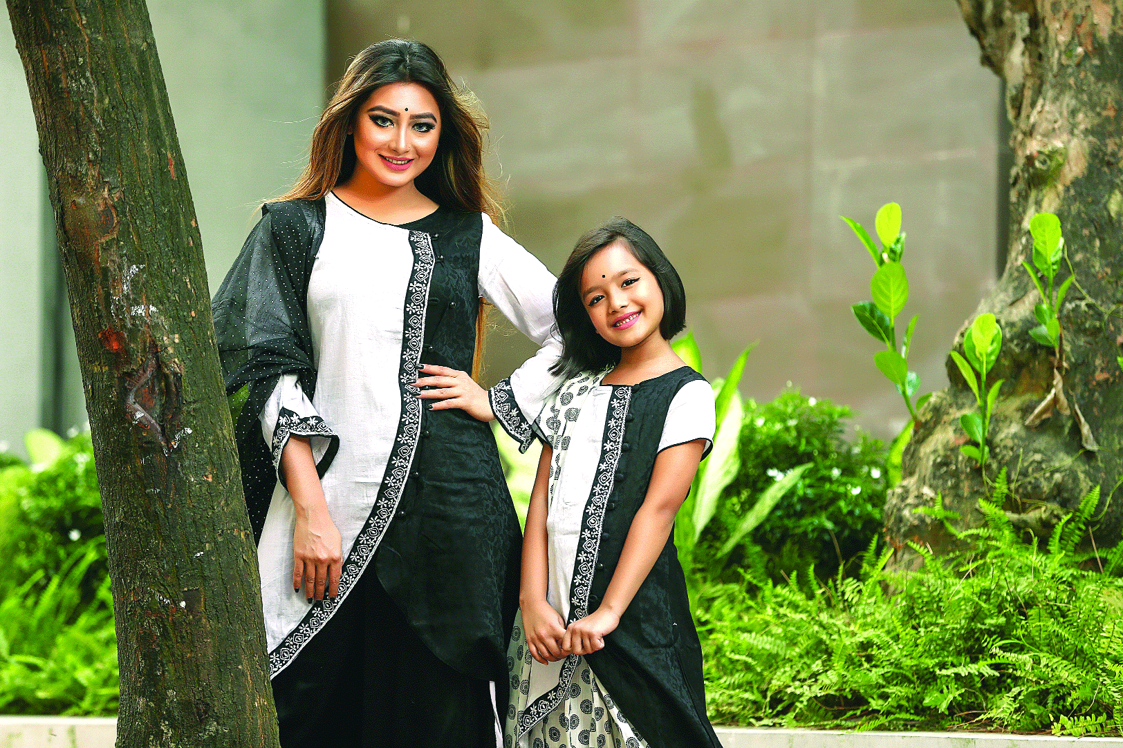 সাদাকালোয় মা-মেয়ে