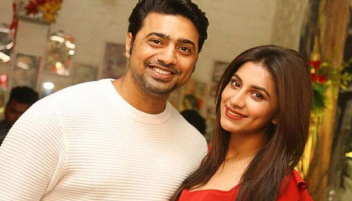 সিনেমার প্রচারণায় ঢাকায় দেব-রুক্মিণী