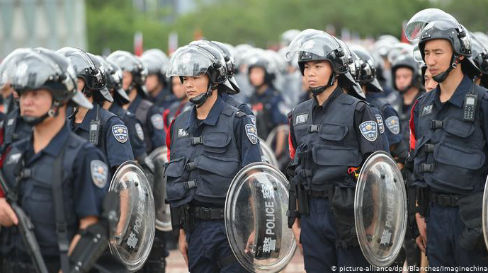 চীনে দাঙ্গা পুলিশের সাথে বিক্ষোভকারীদের সংঘর্ষ