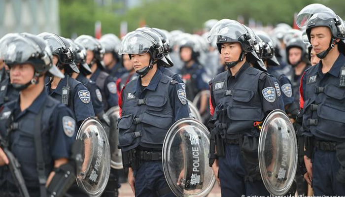 চীনে দাঙ্গা পুলিশের সাথে বিক্ষোভকারীদের সংঘর্ষ