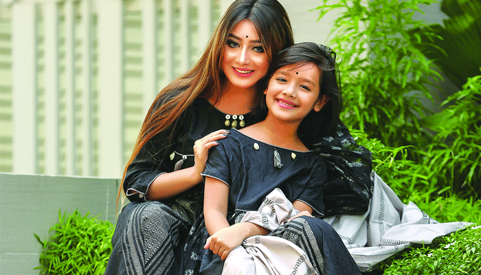 সাদাকালোয় মা-মেয়ে