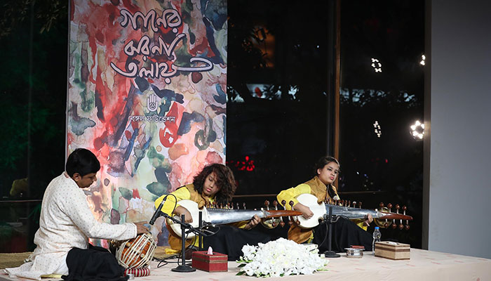 ‘গানের ঝরনা তলায়’ মাতলো বেঙ্গল