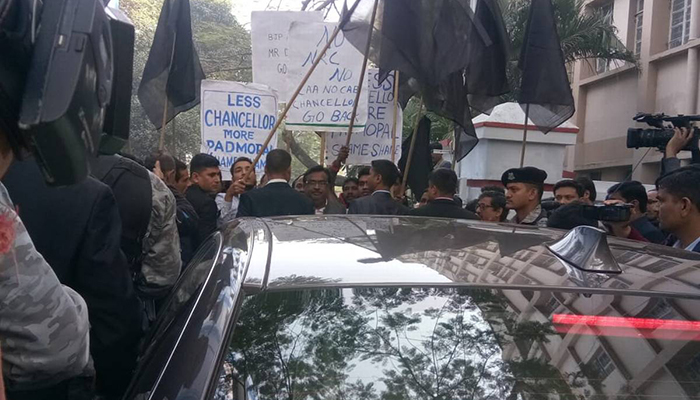 ভারতে সমাবর্তনে আচার্যকে ক্যাম্পাসে ঢুকতে বাধা