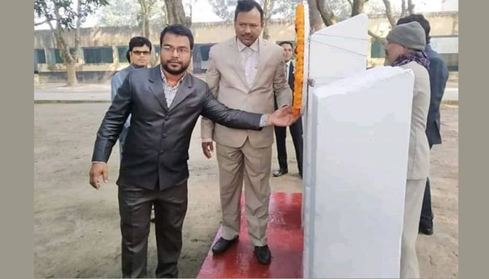 শহীদ বেদীতে জুতা পায়ে অধ্যক্ষ, অতঃপর...