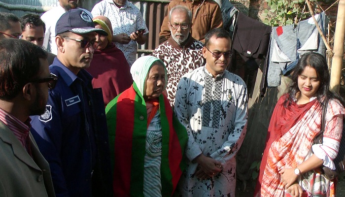 প্রথম শহীদ পরিবারকে জেলা প্রশাসকের শুভেচ্ছা