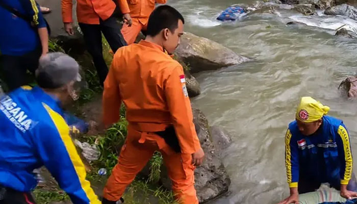 ইন্দোনেশিয়ায় সড়ক দুর্ঘটনায় নিহত ২৪