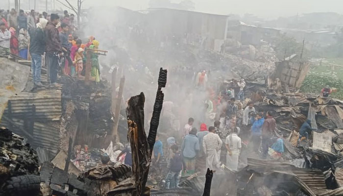 ছবিতে কালশির বাউনিয়া বস্তির অগ্নিকাণ্ড