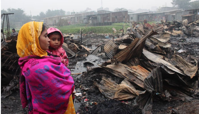 ছবিতে কালশির বাউনিয়া বস্তির অগ্নিকাণ্ড