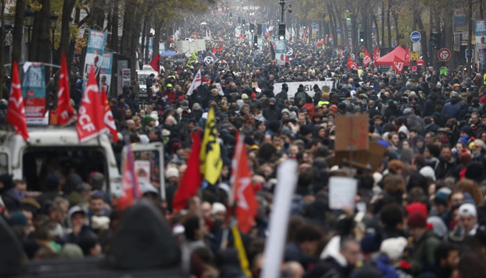 স্মরণকালের বড় ধর্মঘটের ডাক ফ্রান্সে