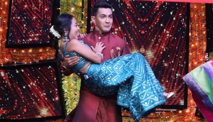 কোলে নিয়ে মঞ্চেই বিয়ের প্রস্তাব