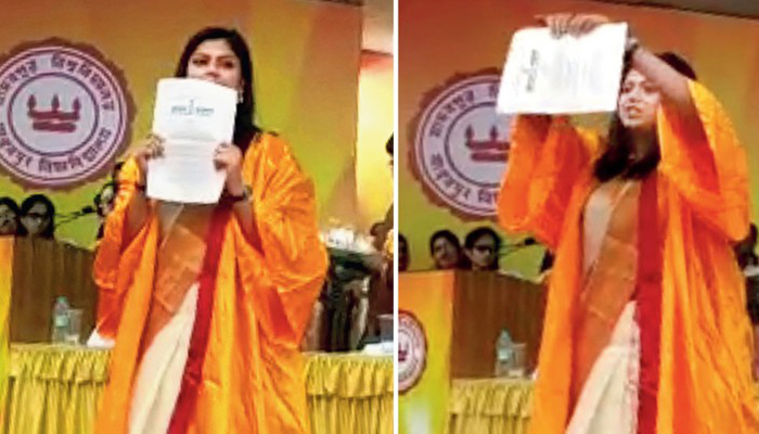 সমাবর্তনে নাগরিকত্ব আইন ছিঁড়ে ডিগ্রি গ্রহণ