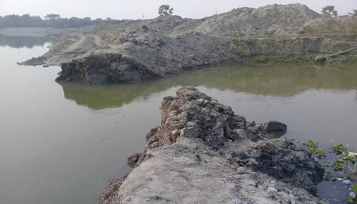 বাঁধ ধসে ১০ বিল প্লাবিত, সংশয়ে বোরো চাষিরা