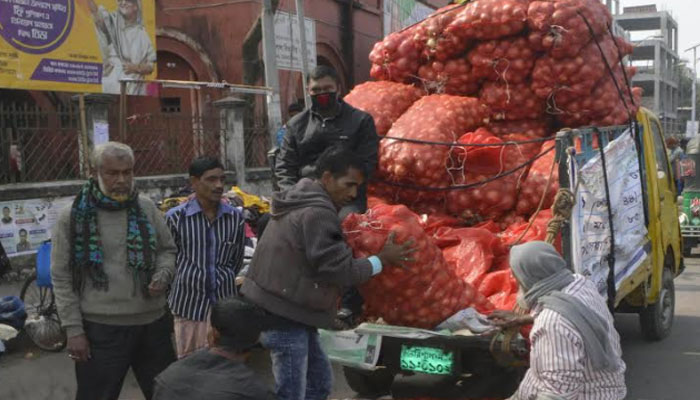 বরিশালে কদর কমেছে টিসিবির পেঁয়াজের