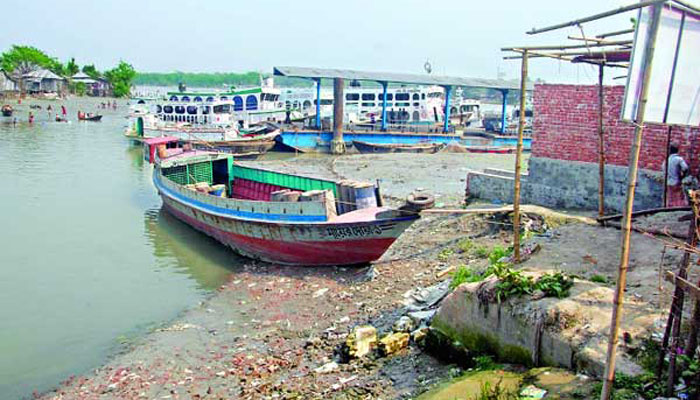 রাসায়নিক বর্জ্যের ‘ভাগার’ কীর্তনখোলা