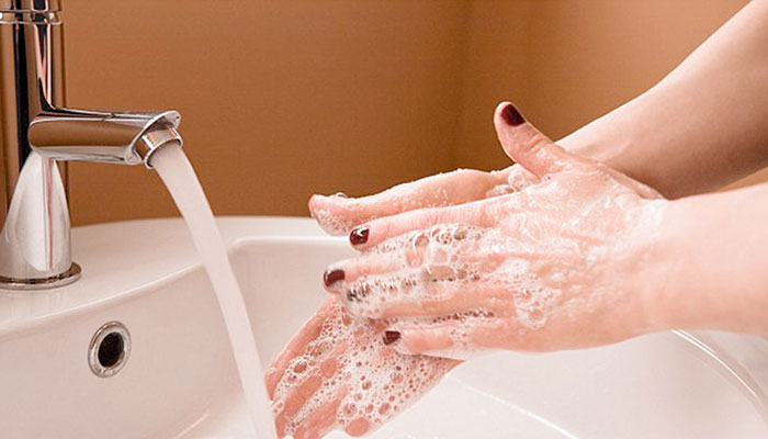 যেভাবে হাত জীবাণুমুক্ত রাখবেন
