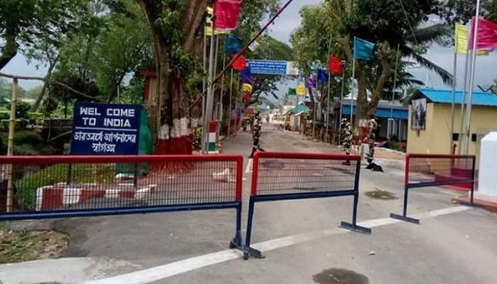 বেনাপোলে উপচে পড়া ভিড়, আখাউড়ায় বন্ধ পারাপার