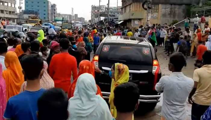 বেতনের দাবিতে সড়কে পোশাক শ্রমিকরা