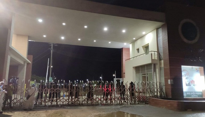 মাজেদের লাশের জন্য ঝাড়ু ও জুতার মালা নিয়ে অপেক্ষা