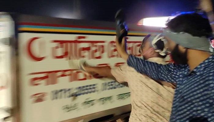 মাজেদের লাশবাহী গাড়িতে জুতা নিক্ষেপ