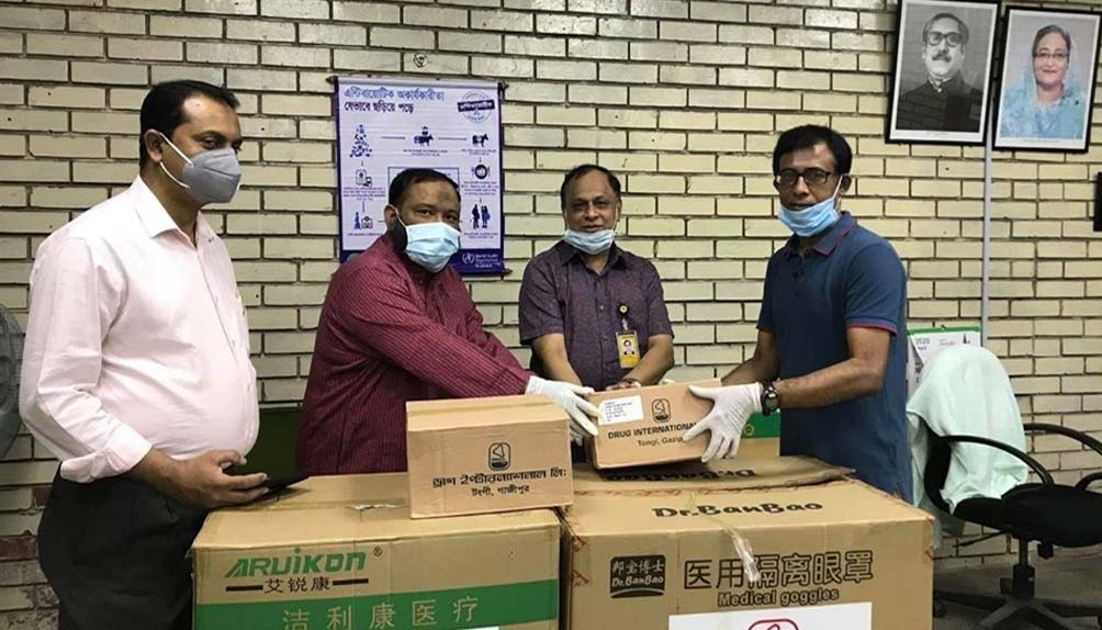 চিফ হুইপের সুরক্ষা সামগ্রী বিতরণ