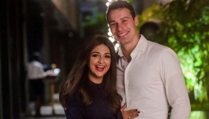 সুইজারল্যান্ডে রোমান্সে গা ভাসাচ্ছেন মোনালি