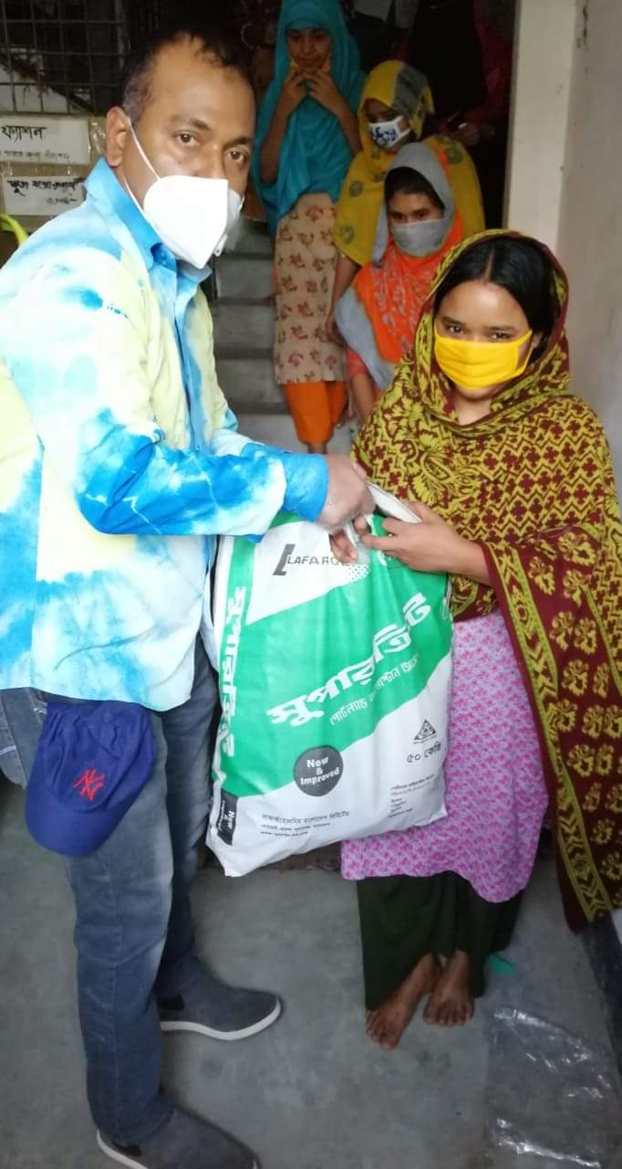 শ্রমিকদের ১০ দিনের খাবার ও বেতন দিলেন গার্মেন্টসের মালিক