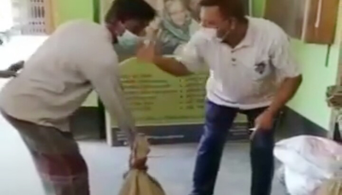 ত্রাণ ফটোসেশন করতে না পারায় থাপ্পড় মারলেন চেয়ারম্যান