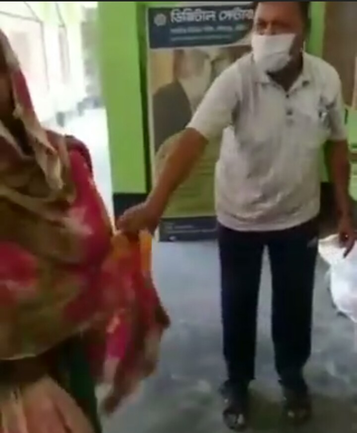 ত্রাণ ফটোসেশন করতে না পারায় থাপ্পড় মারলেন চেয়ারম্যান