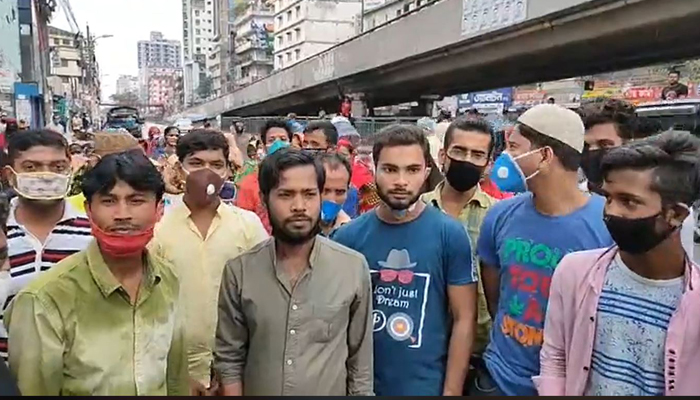রাস্তায় পোশাক শ্রমিকদের অবস্থান
