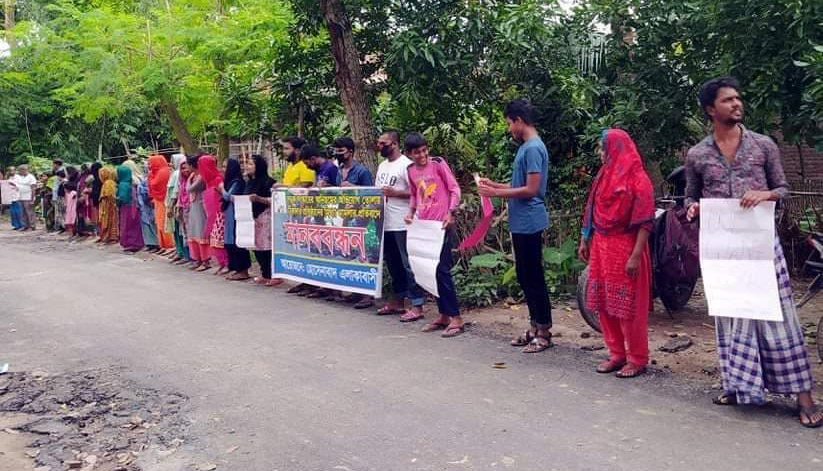 অনিয়মের প্রতিবাদ করে মামলা খেল গ্রামবাসী