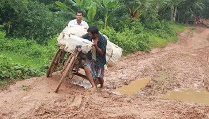 একটু বৃষ্টিতেই পাহাড়ি রাস্তায় কাদার পাহাড়
