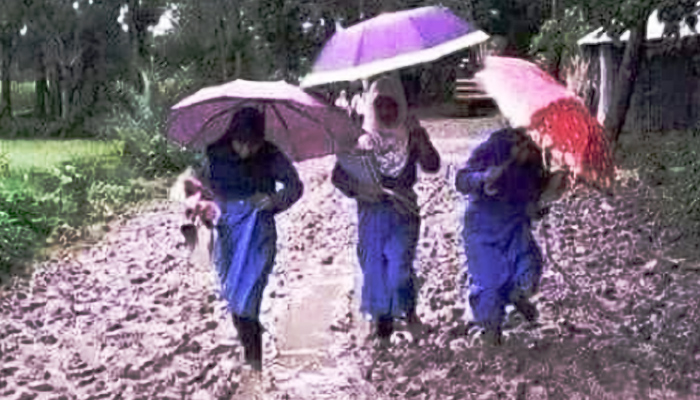 একটু বৃষ্টিতেই পাহাড়ি রাস্তায় কাদার পাহাড়