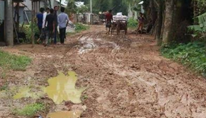 একটু বৃষ্টিতেই পাহাড়ি রাস্তায় কাদার পাহাড়