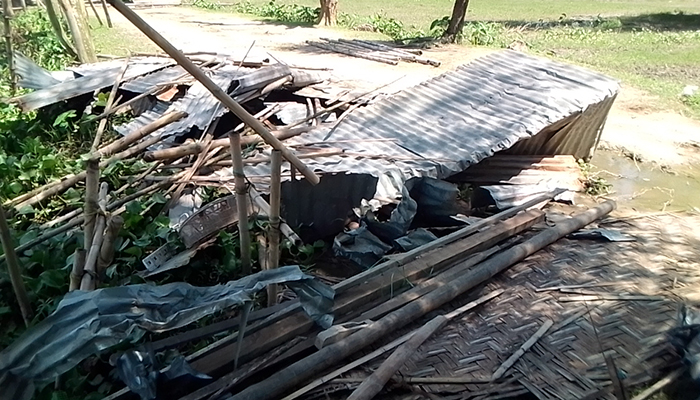 জমির বিরোধে গুড়িয়ে দিল বাড়িঘর