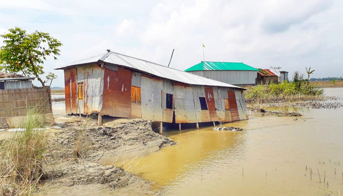 বন্যায় ভেঙে গেছে মাদ্রাসা, শিক্ষার্থীদের পাঠদান অনিশ্চিত