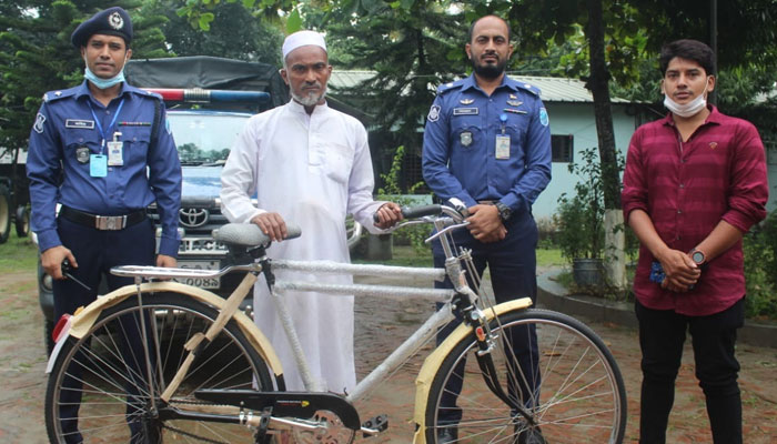 সাইকেল পেয়ে মন ভরল বিল্লালের